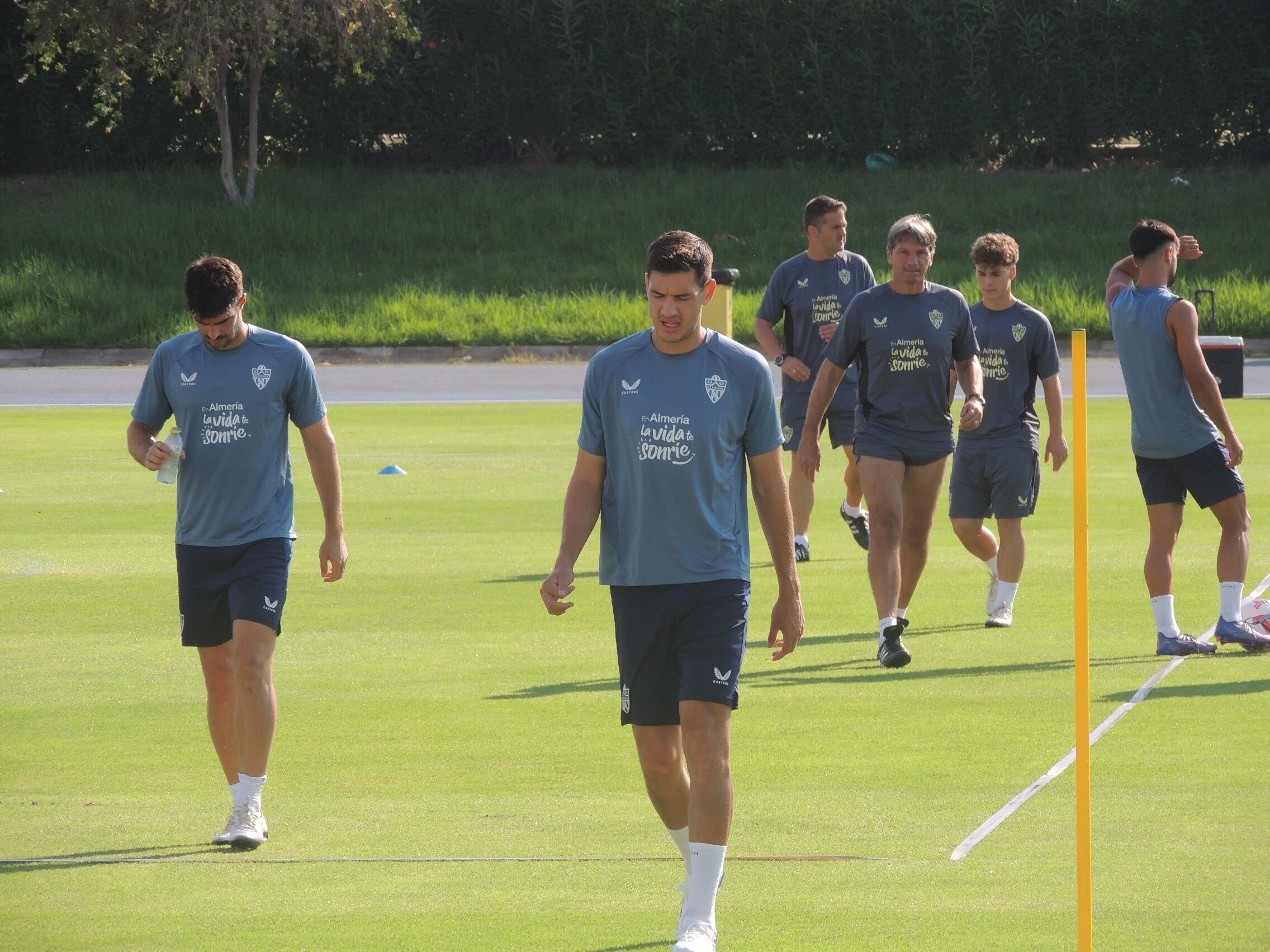 La plantilla del Almería vive en estado de alerta.