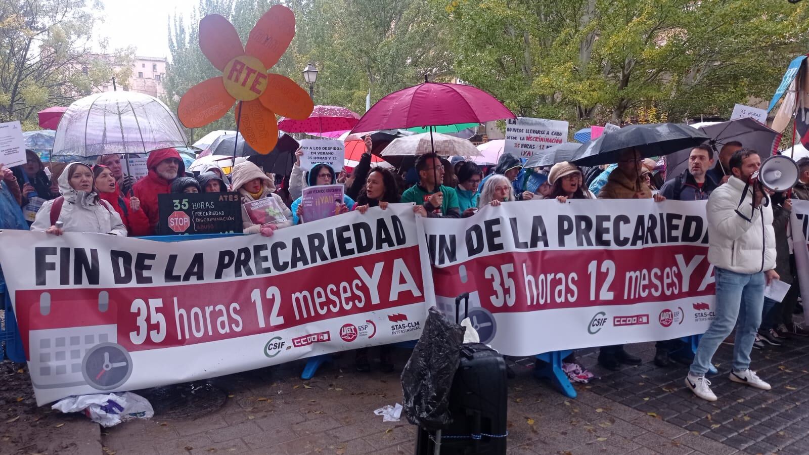 Los sindicatos UGT, CCOO, STAS y CSIF han protestado ante las puertas del Teatro Auditorio de Cuenca en el Día de la Enseñanza