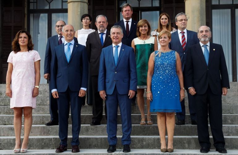 El lehendakari, Iñigo Urkullu (c), posa junto a los miembros de su equipo de gobierno momentos antes del Consejo del Gobierno Vasco, que se ha reunido hoy en San Sebastián por primera vez tras las vacaciones en el Palacio Miramar de San Sebastián y da ini