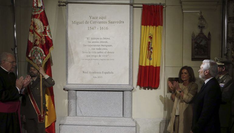 GRA121. MADRID, 11/06/2015.- La alcaldesa en funciones de Madrid, Ana Botella (2d), junto al director de la RAE, Darío Villanueva (d), durante la inauguración hoy del nuevo monumento funerario erigido en honor de Miguel de Cervantes, en el convento de Las Trinitarias. EFE/J. J. Guillén