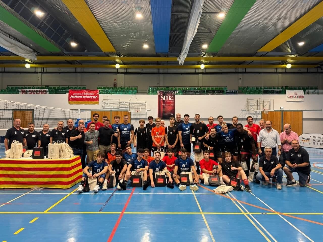 Imagen de familia de los equipos Pamesa Teruel Voleibol y el Club Voleibol Sant Pere i Sant Pau. Foto: Ayto. de Barbastro