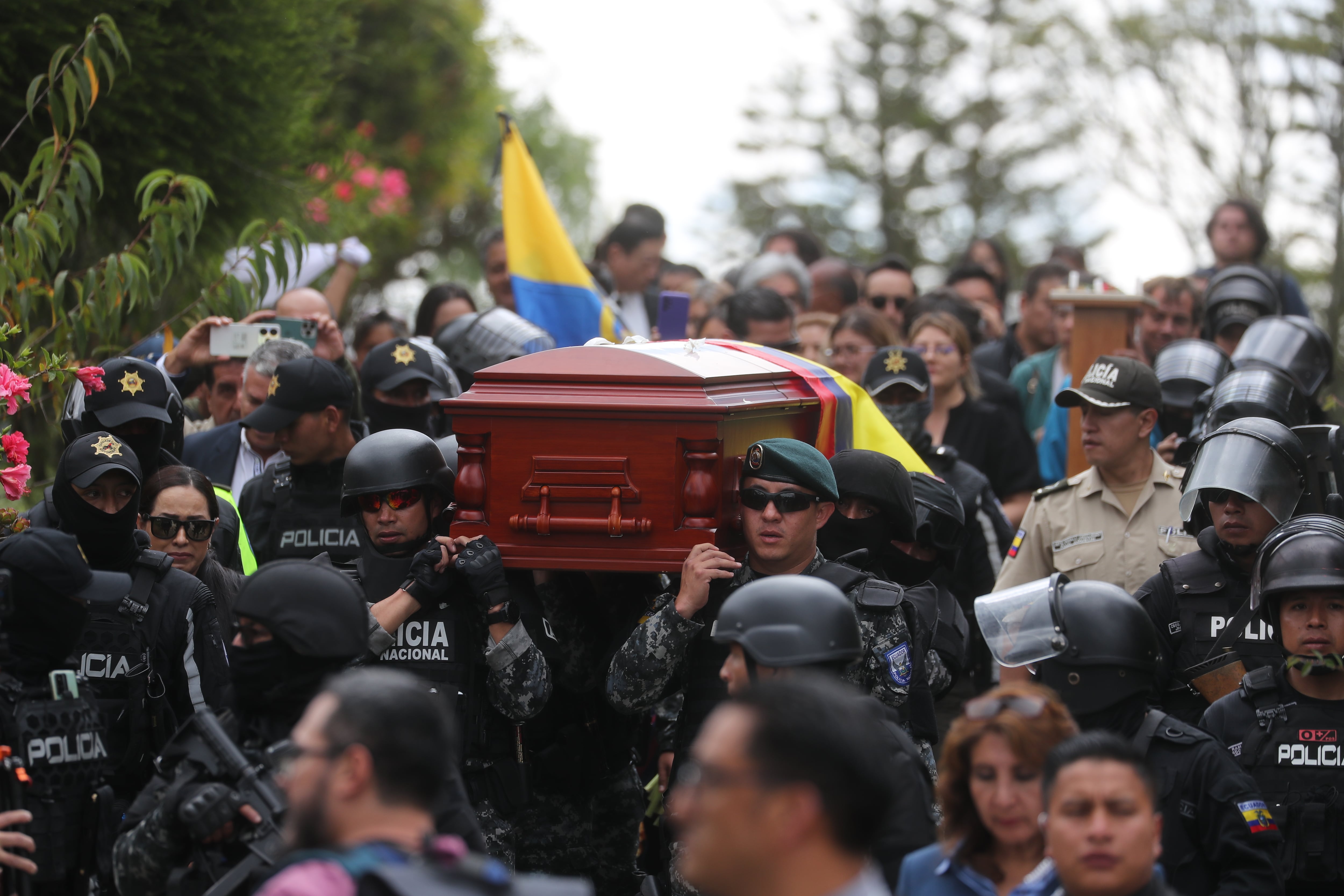 Miembros de la Policía cargan el féretro del candidato presidencial Fernando Villavicencio rumbo a su entierro