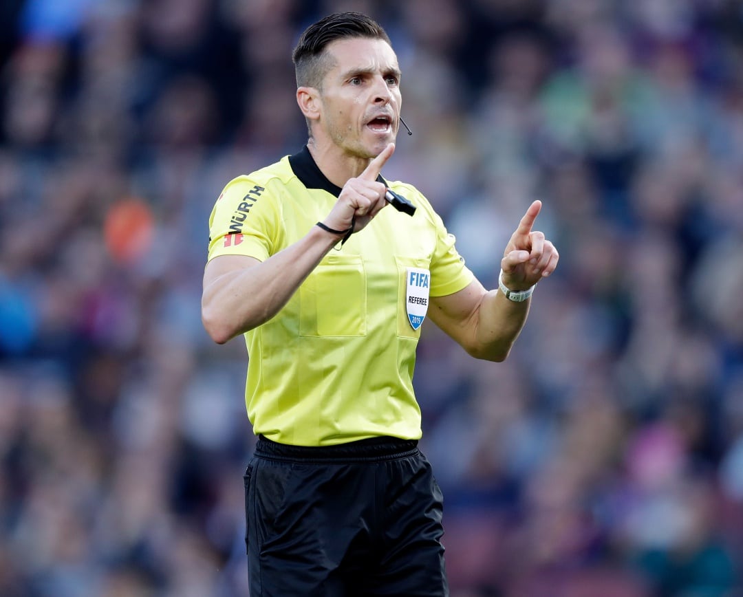 Del Cerro Grande, arbitrando un partido de La Liga Santander