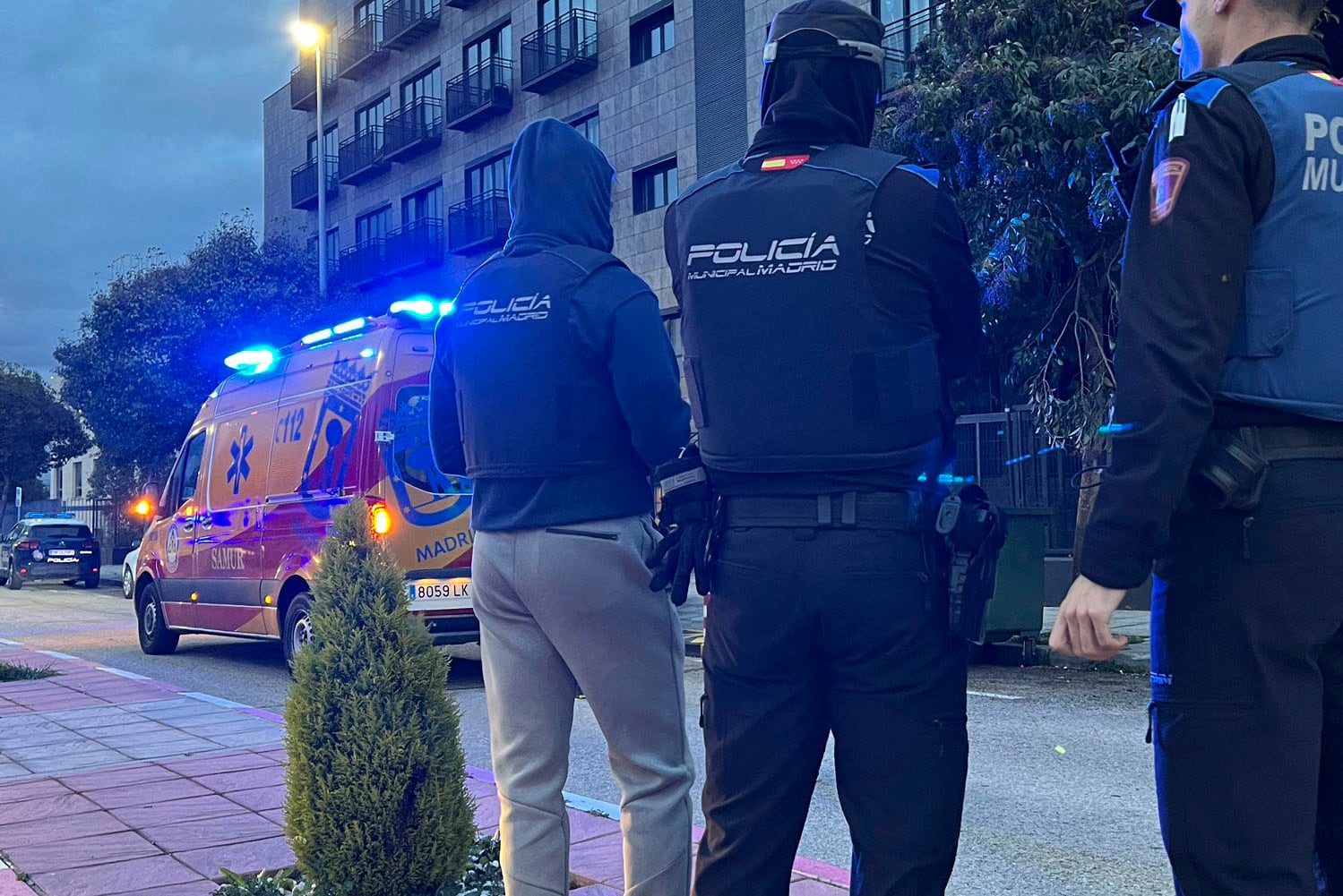 La Policía Nacional ha detenido a un hombre como presunto responsable del asesinato de otro en el interior de un edificio situado en la calle de Lola Flores del distrito madrileño de San Blas-Canillejas