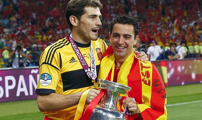 Casillas y Xavi agarran la Eurocopa conseguida el pasado junio