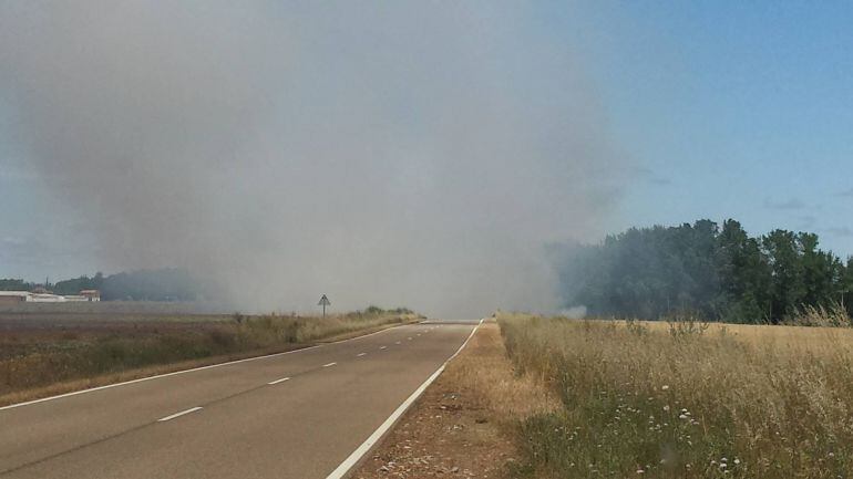 Guillermo, un oyente, nos envía esta foto de la humareda que provocaba el incendio registrado este sábado