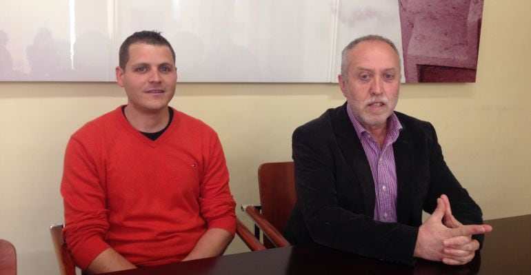 Antón Ferré (a la dreta) i el nou cap de llista d'ApC, Robert Figueras.