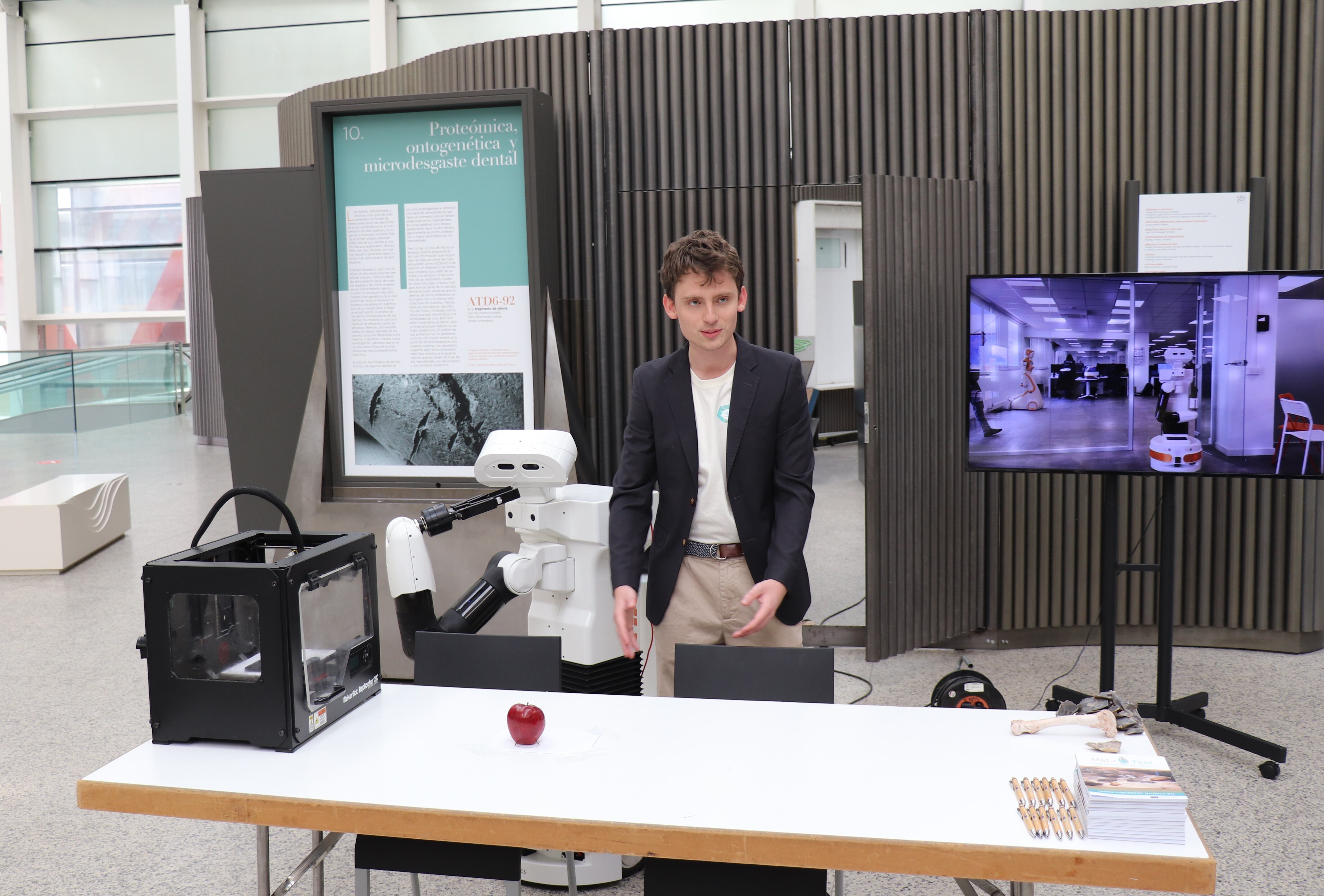 El encuentro ‘Robot sapiens’ ha girado en torno a la evolución de la tecnología desde nuestros antepasados hasta la robótica moderna con la demostración de un robot