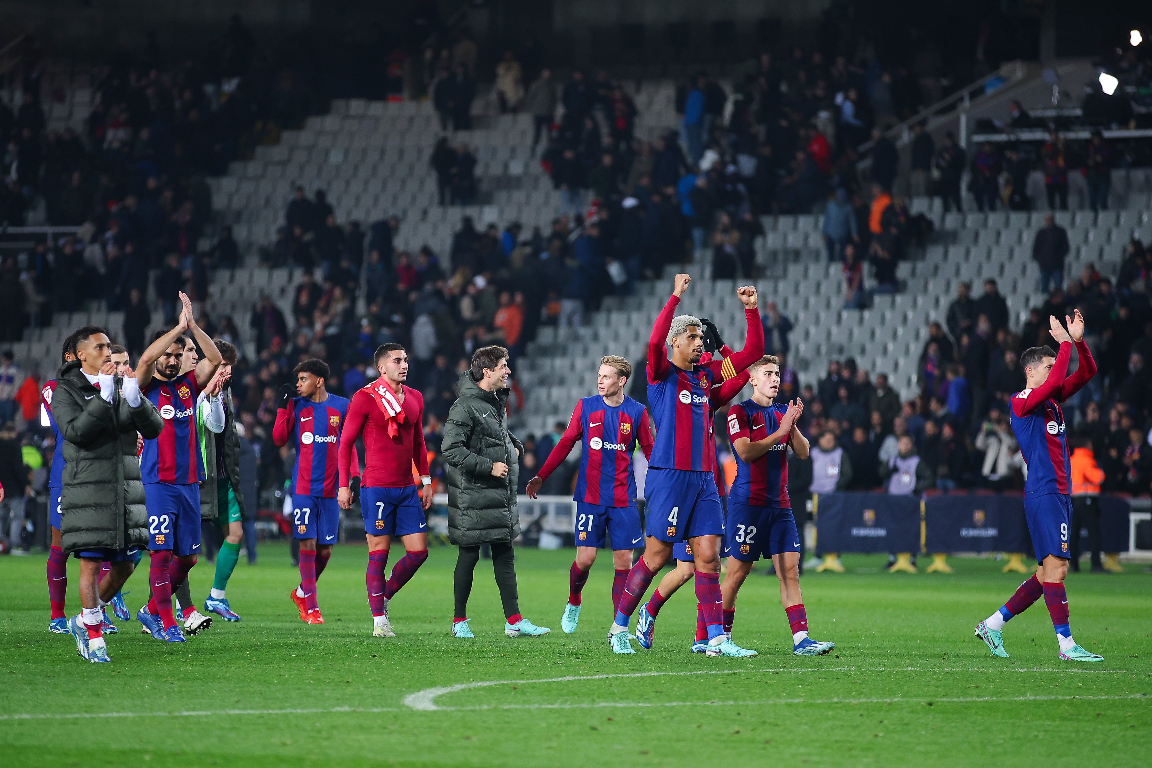 El Barça celebra su victoria ante el Atlético el pasado 3 de diciembre ante sus 34.000 aficionados, la asistencia más baja de la temporada en Montjuic.