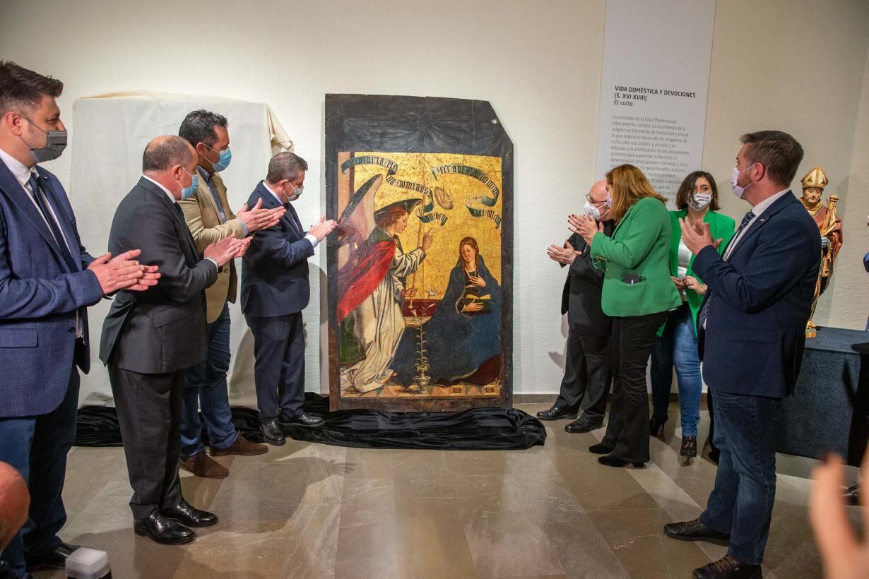 Momento de la presentación del retablo restaurado