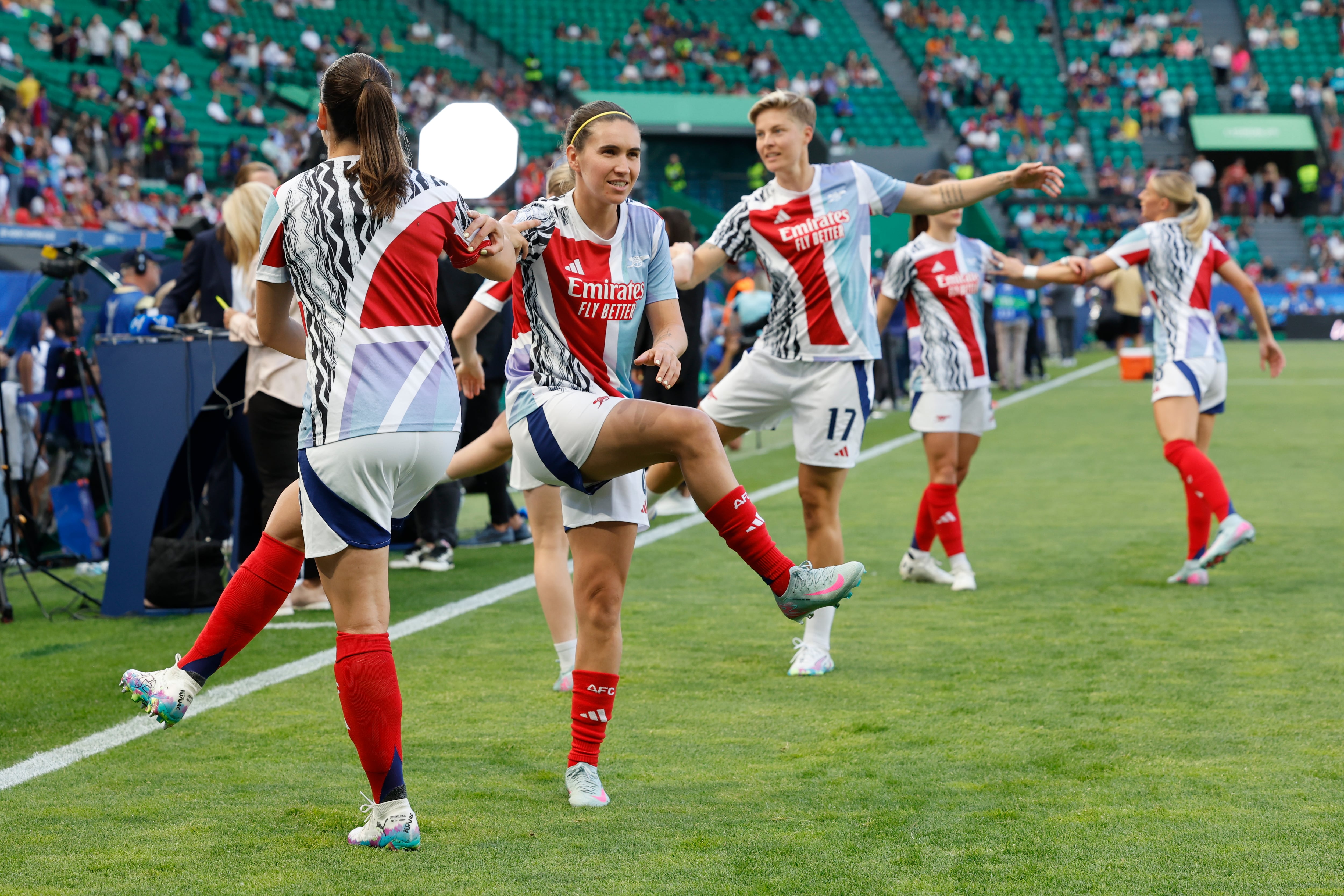 LISBOA (PORTUGAL), 24/05/2025.- La delantera española del Arsenal Mariona Caldentey (2i) calienta antes de la final de la Liga de Campeones Femenina UEFA, entre el Arsenal y el Barcelona, en el estadio José Alvalade de Lisboa (Portugal). EFE/ Toni Albir