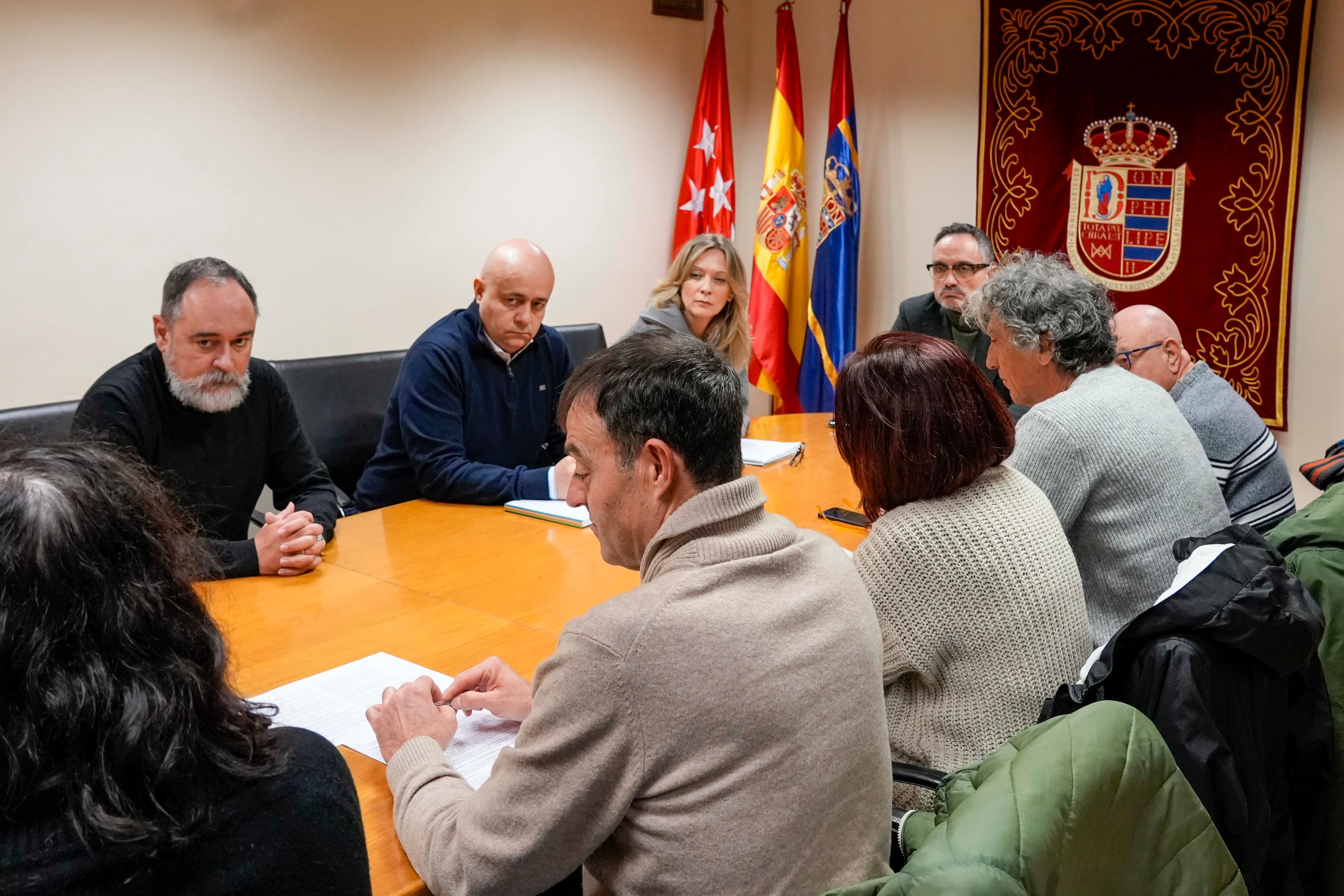 El alcalde de Móstoles, Manuel Bautista, durante la reunión con los vecinos de Parque Coimbra