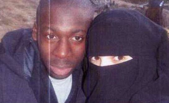 La joven Hayat Boumeddiene junto a su pareja sentimental Amedy Coulibaly, uno de los terroristas de los ataques de París