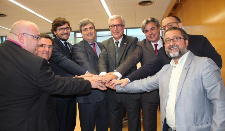 L'alcalde, el president del CSD, el subdelegat del govern i el diputat popular Alejandro Fernández amb diversos representants territorials dels Jocs.