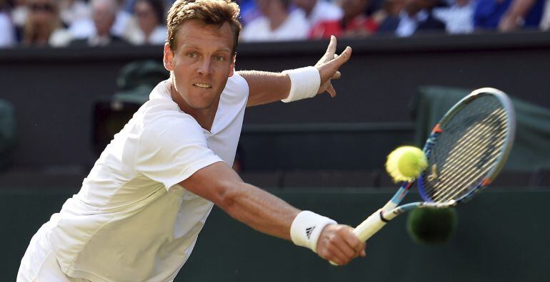 Tomas Berdych devuelve la pelota al británico Andy Murray durante la semifinal de Wimbledon 2016.