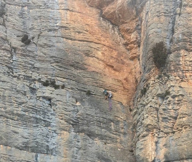 Espectaculares imágenes del rescate de los bomberos a un hombre lesionado mientras escalaba en Lleida.