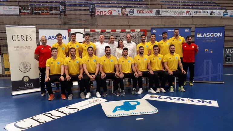 El equipo amarillo posa con su presidente y patrocinadores