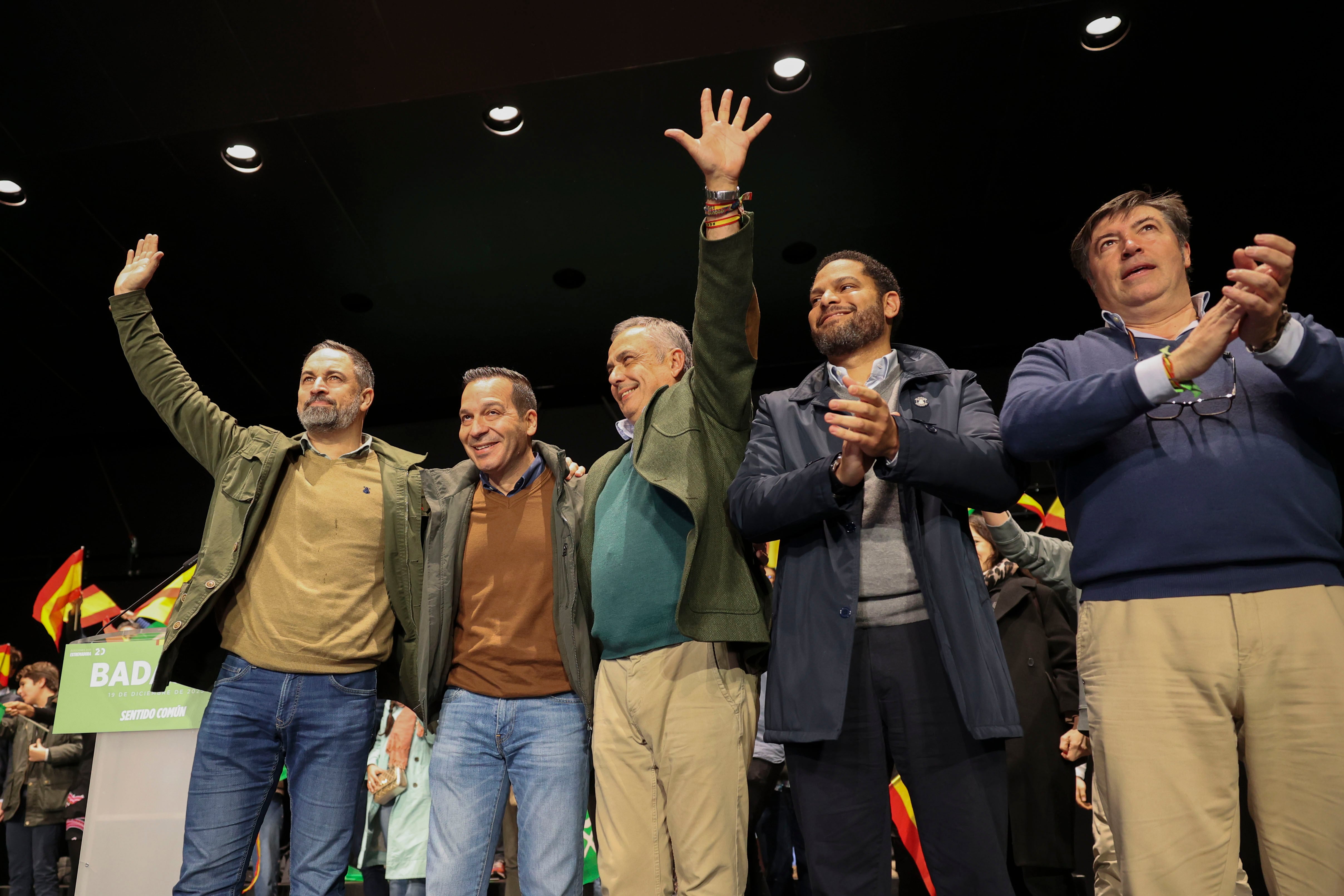 BADAJOZ, 19/12/2025.- Acto de cierre de la campaña electoral con el presidente de Vox, Santiago Abascal (i), y el candidato del partido a la Presidencia de la Junta de Extremadura, Óscar Fernández Calle (2i), entre otros, este viernes en Badajoz. EFE/Jero Morales