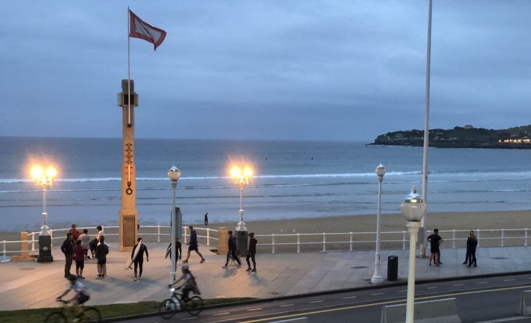Playa de San Lorenzo con marea baja.