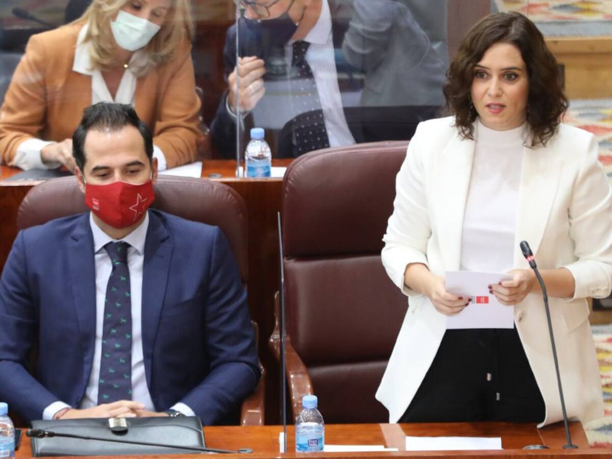 Díaz Ayuso acusa a Pedro Sánchez de cerrar Madrid "a punta de pistola"