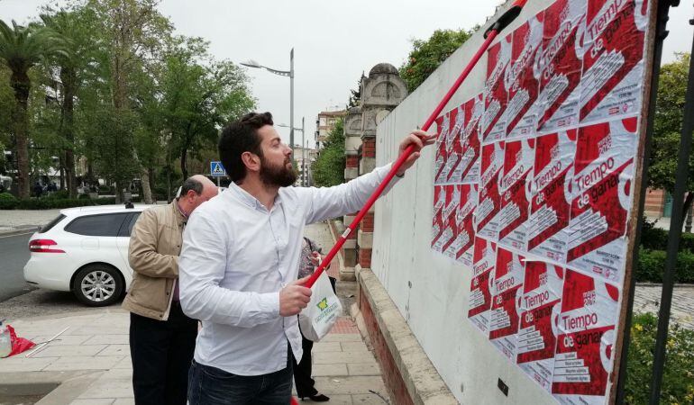 Tradicional pegada de carteles en Linares