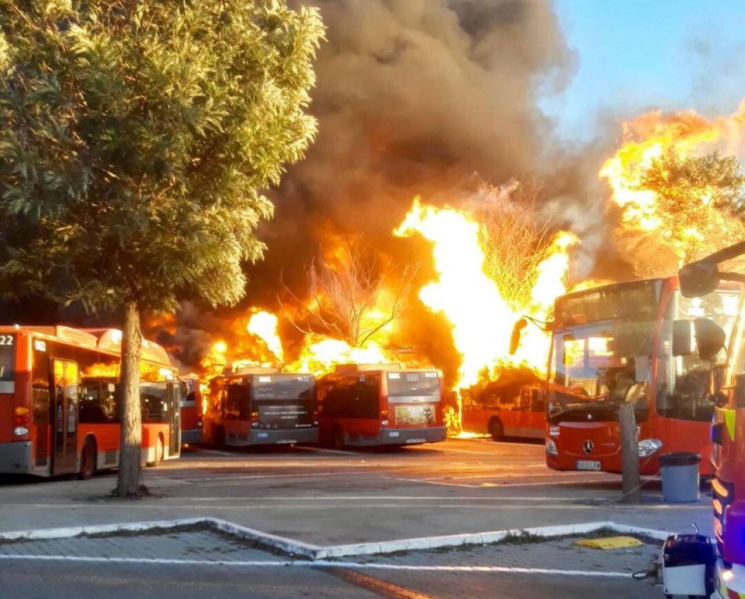 Incendio en las cocheras de la EMT de València