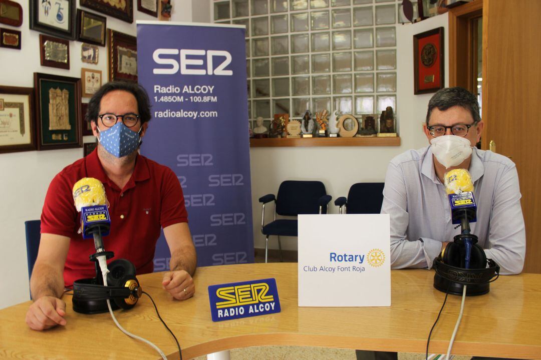 Santi Cano, 'macero' y presidente fundador, y Rafa Miralles, actual presidente del Rotary Club Alcoy Font Roja, en el estudio central de Radio Alcoy