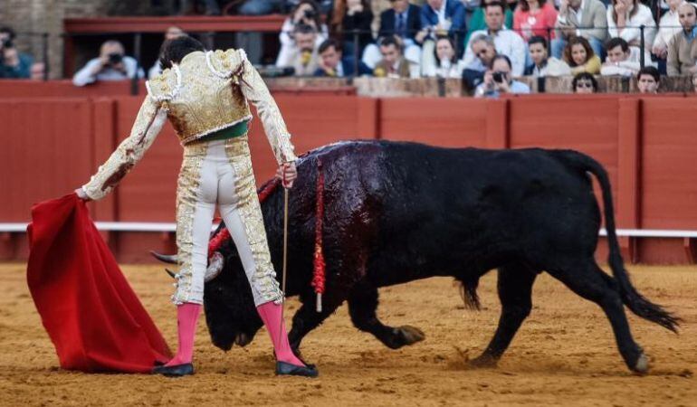 López Simón en un natural durante su actuación del pasado jueves en la Maestranza, donde cortó un total de dos orejas