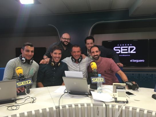 Juanfran, junto a Manu Carreño, Antoni Daimiel, Miguel Martín Talavera, Pablo Pinto y Gustavo López, en los estudios centrales de la Cadena SER