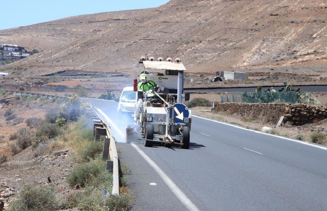 Operario trabajando en una de las carreteras de Lanzarote.