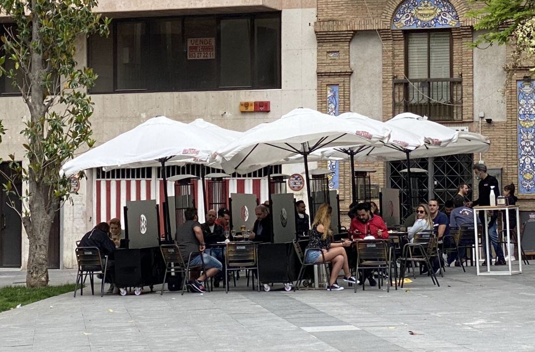 Una terraza de bar instalada en la plaza Deán Mazas de la capital.