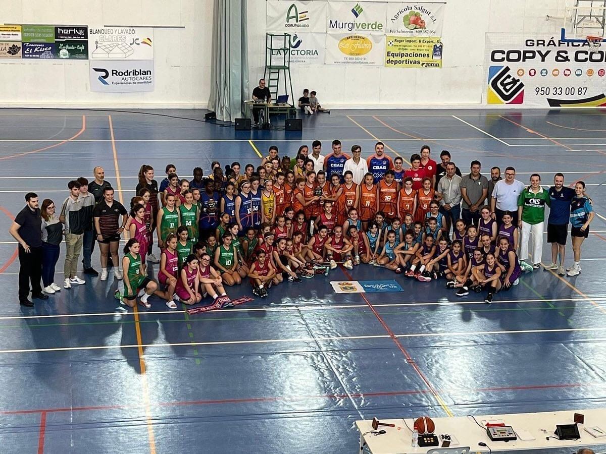 Los equipos posando en el centro de la pista.