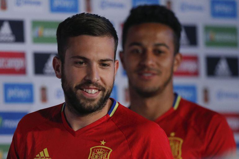 Los jugadores de la selección española Jordi Alba y Thiago Alcántara, a su llegada a la rueda de prensa