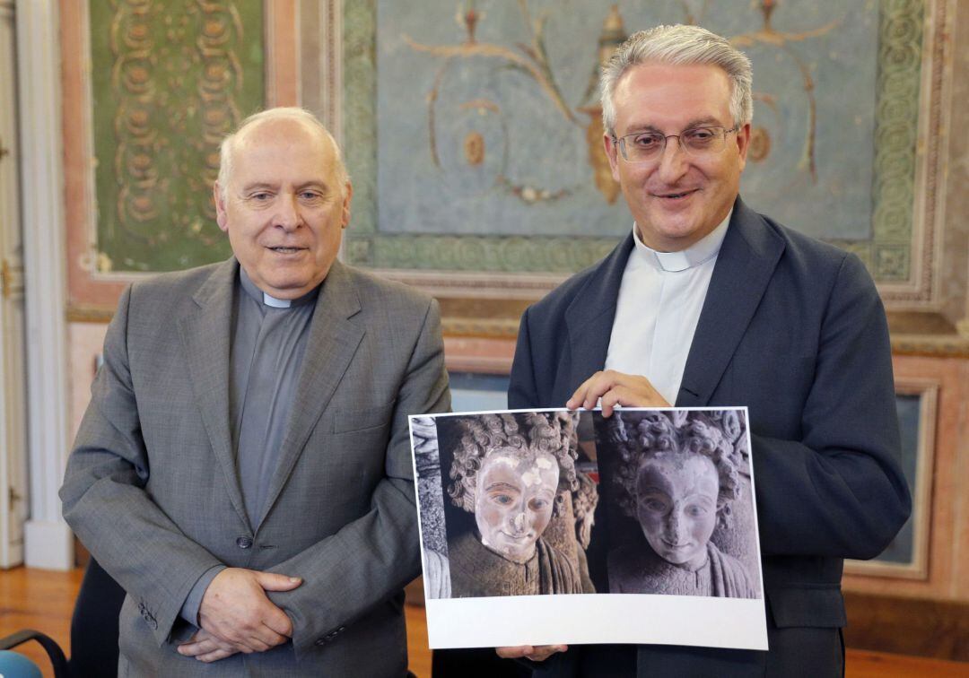 Segundo Pérez López, deán de la Catedral de Santiago, (izq) y Daniel Lorenzo Santos, director de la Fundación Catedral de Santiago, posan antes de la rueda de prensa para explicar las visitas al recién restaurado Pórtico de la Gloria, esta mañana en Santi