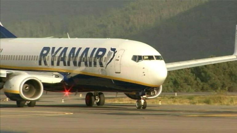 Maniobra de aterrizaje de un avión de Ryanair en el aeropuerto de Peinador. 