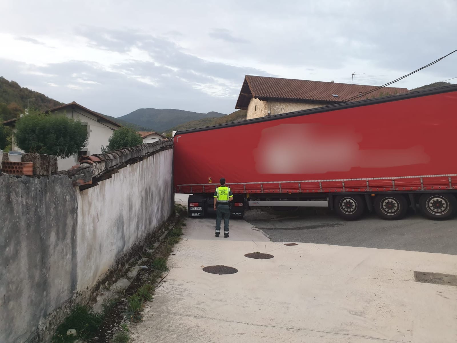 Un camionero se atasca en una calle estrecha de Etuláin al seguir las indicaciones del GPS