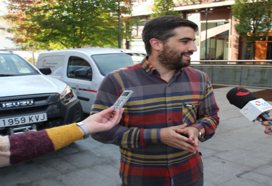 Borja Olazabal durante la presentación de los vehículos sostenibles 