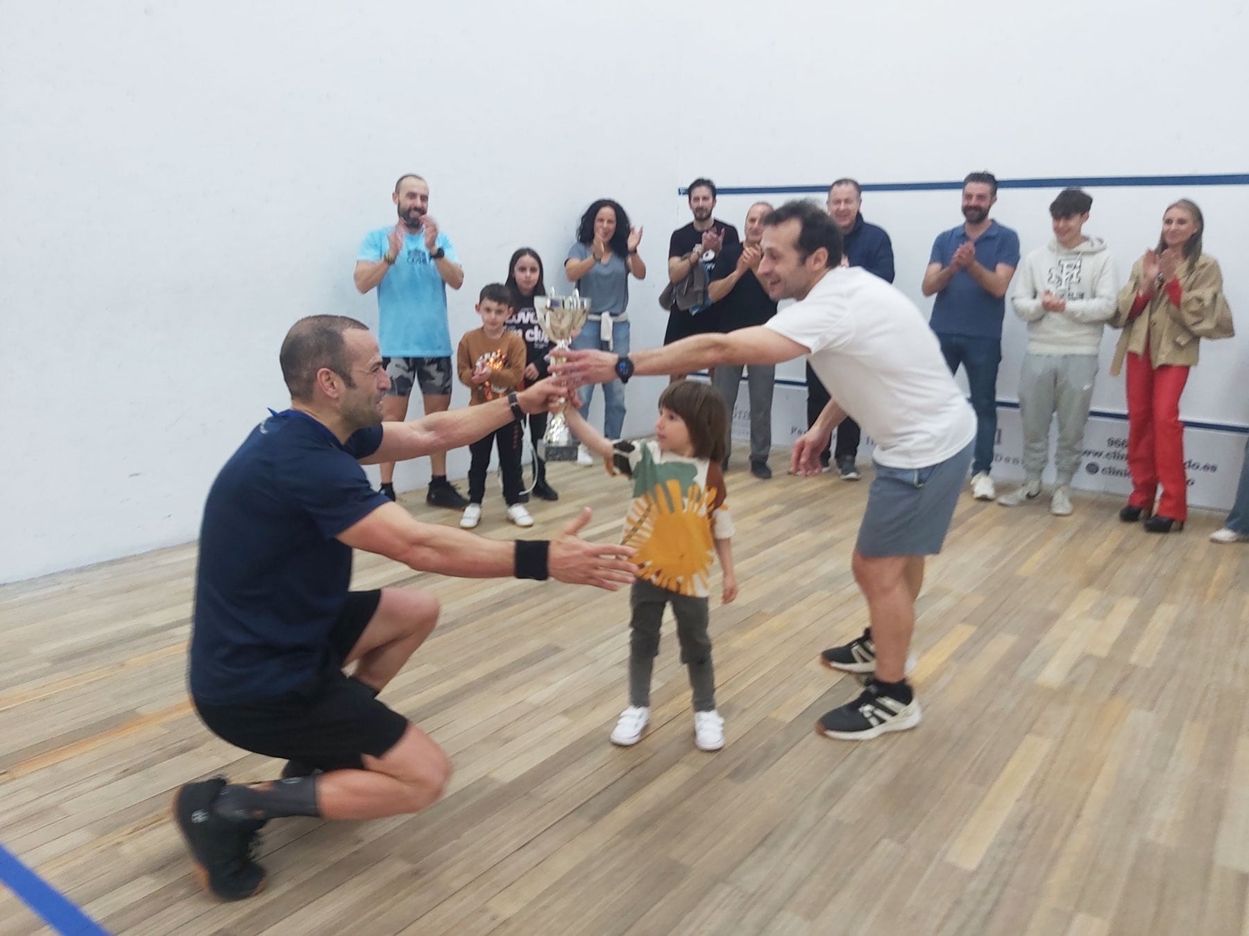 Un instante de la entrega del trofeo al primer clasificado, Isra Payá, a cargo de su hijo y de Julio Latorre