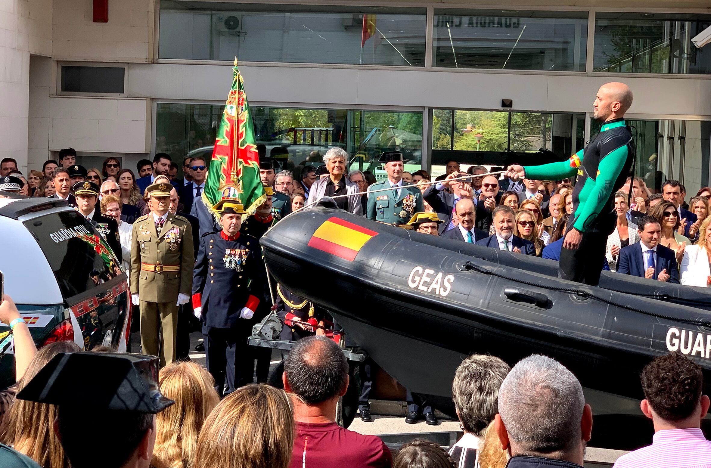 Desfile de la Guardia Civil durante la celebración del Día del Pilar en Cuenca