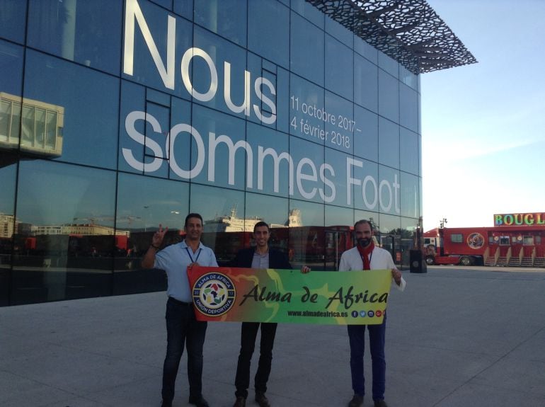 Alejandro Benítez con los comisarios de la Expo Gilles Pérez y Florent Molle