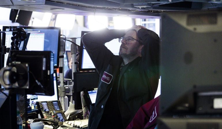 Corredores reaccionan durante el cierre de la Bolsa de Nueva York (NYSE).