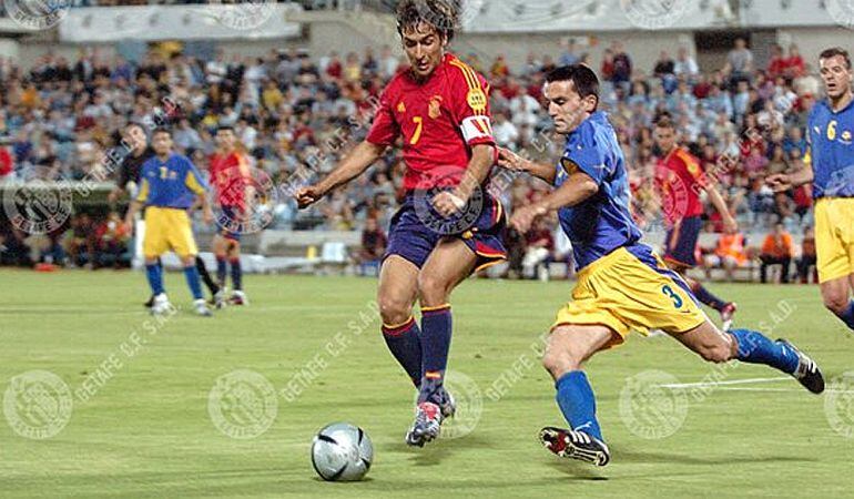 Raúl González fue titular en ese partido en el Coliseum 