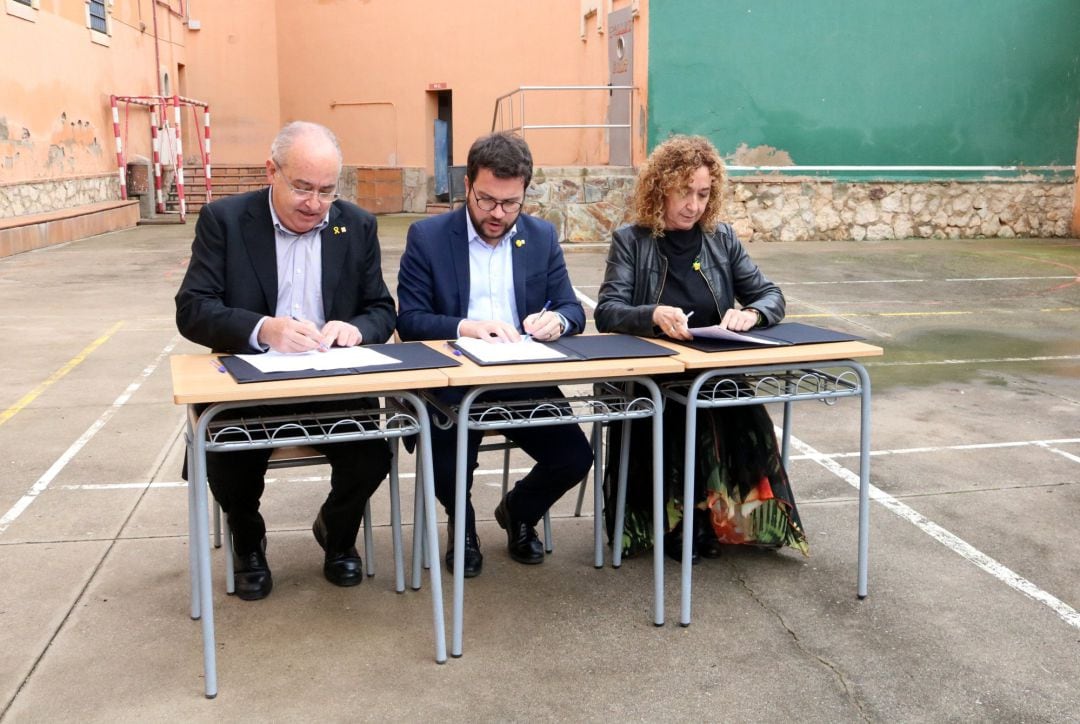 Els consellers Josep Bargalló, Ester Capella i Pere Aragonès durant la signatura de la cessió de l&#039;antiga presó