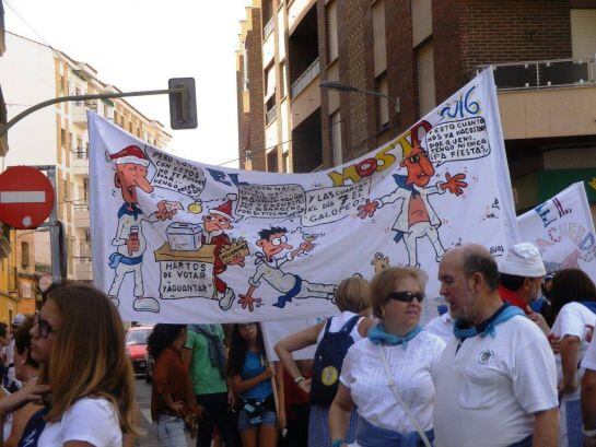 Pancarta de la Peña El Mosto en el desfile de peñas de 2016