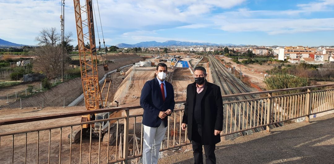 El consejero de Fomento, José Ramón Díez de Revenga, y el alcalde de Alcantarilla, Joaquín Buendía, durante la visita a las obras