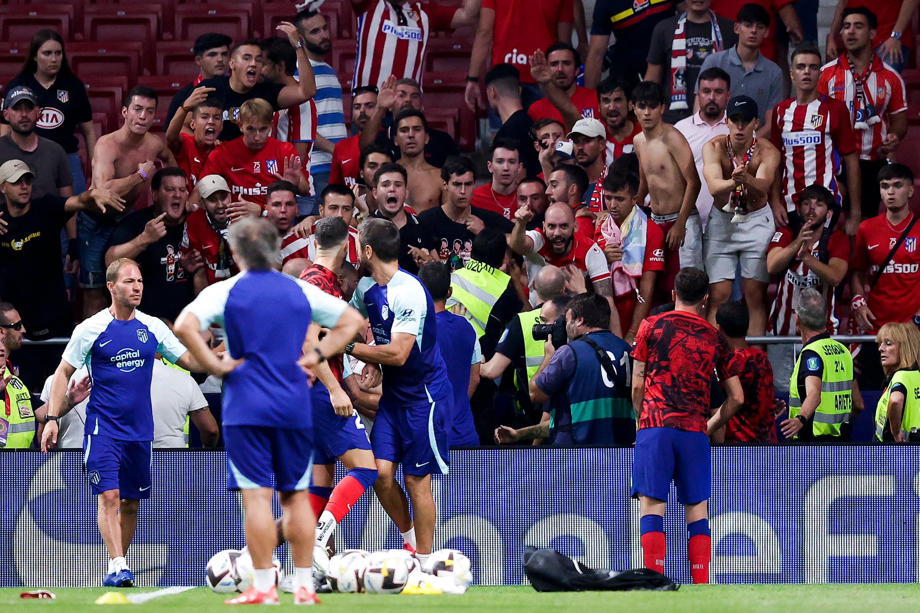 Mario Hermoso se encara con varios aficionados del estadio Civitas Metropolitano (Photo by David S. Bustamante/Soccrates/Getty Images)