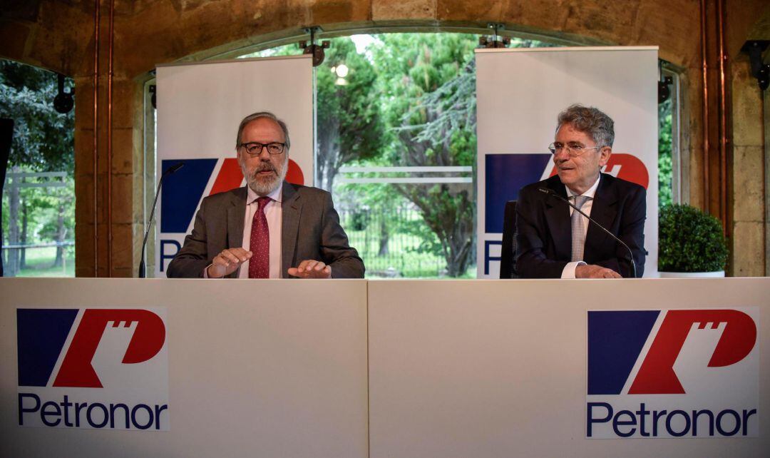 El presidente de Petronor, Emiliano López Atxurra (d), y el Consejero Delegado de la compañía, José Gregorio Luque González (i), han ofrecido este miércoles una conferencia de prensa en Bilbao para presentar los resultados del ejercicio 2018.