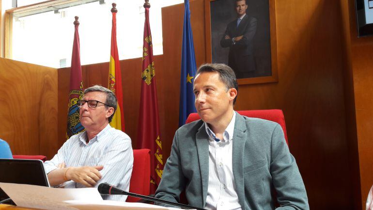 El alcalde de Lorca, Fulgencio Gil (dcha.) junto al teniente de alcalde, Francisco Montiel, durante el pleno del ayuntamiento celebrado este 5 de junio