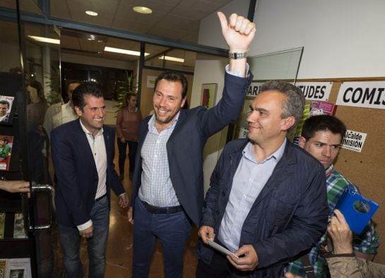 El candidato socialista a la Junta de Castilla y León Luis Tudanca (i), el candidato a la alcaldía de Valladolid Óscar Puente (c), y el secretario del PSOE de Valladolid Javier Izquierdo, celebran los resultados electorales esta noche en Valladolid.