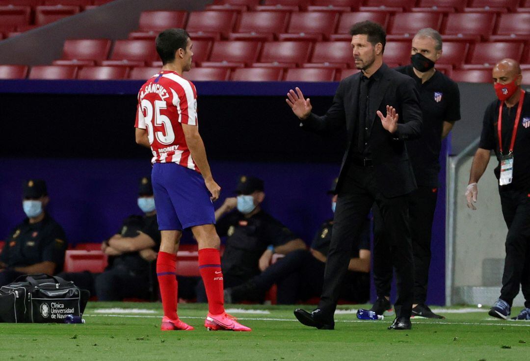 El técnico argentino del Atlético de Madrid, Diego Pablo Simeone, conversa con el defensa rojiblanco, Manu Sánchez, durante el encuentro correspondiente a la jornada 30 de primera división que disputan esta noche frente al Valladolid en el estadio Wanda Metropolitano. 